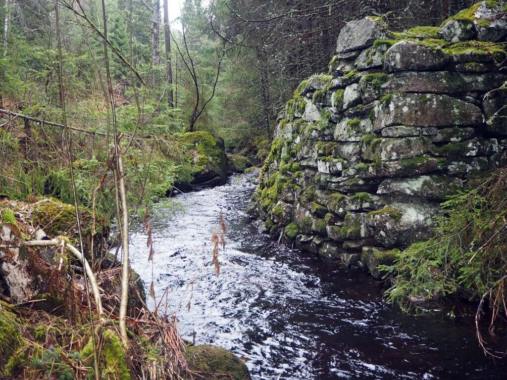 Restene etter demningen ved Skjelbreia er fortsatt et imponerende minne om tidligere tiders slit. Foto: Bjarne Røsjø.