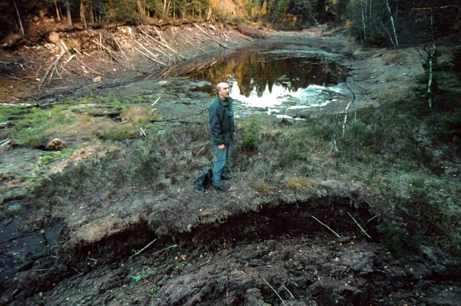 Dette bildet av Steinar Saghaug på bunnen av et nær tørrlagt Nordre Puttjern ble ikonisk. Foto: Privat