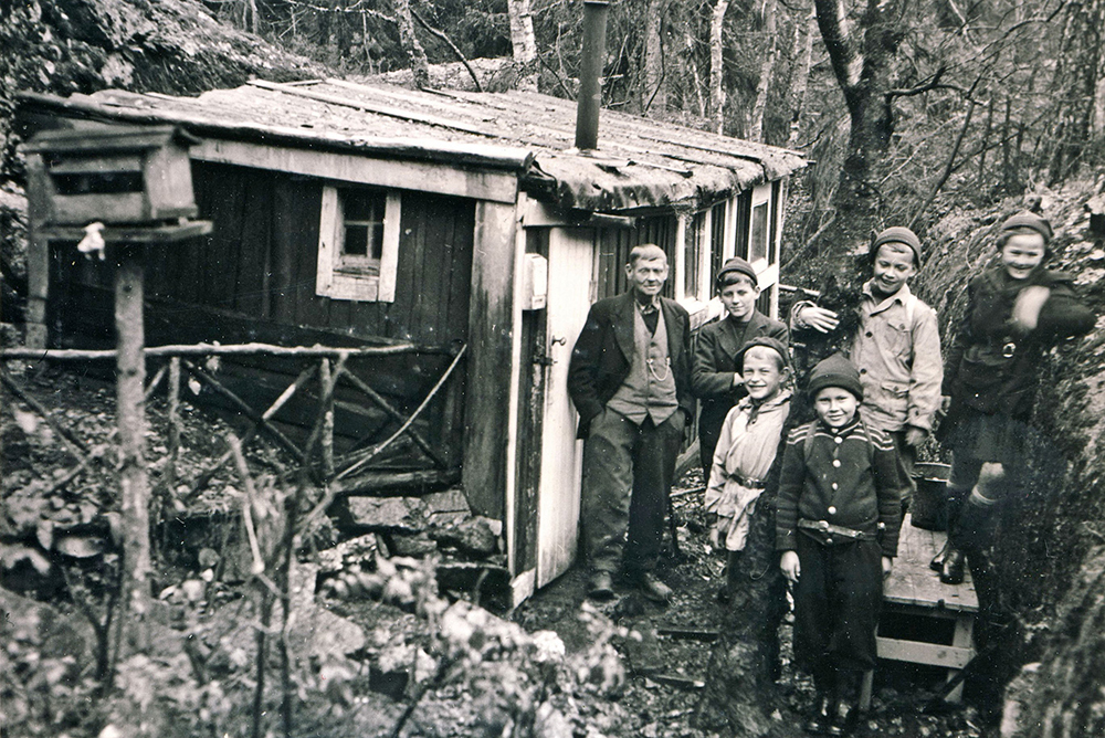Eneboeren Korpås-Olsen (til venstre i bildet) hadde neppe trodd at han skulle få hederlig omtale i Oslos bystyre i mars 2023, som opphavsmann til tanken om en nasjonalpark i Østmarka. Bildet ble tatt av turgåeren Erling Ingebretsen omkring 1949.