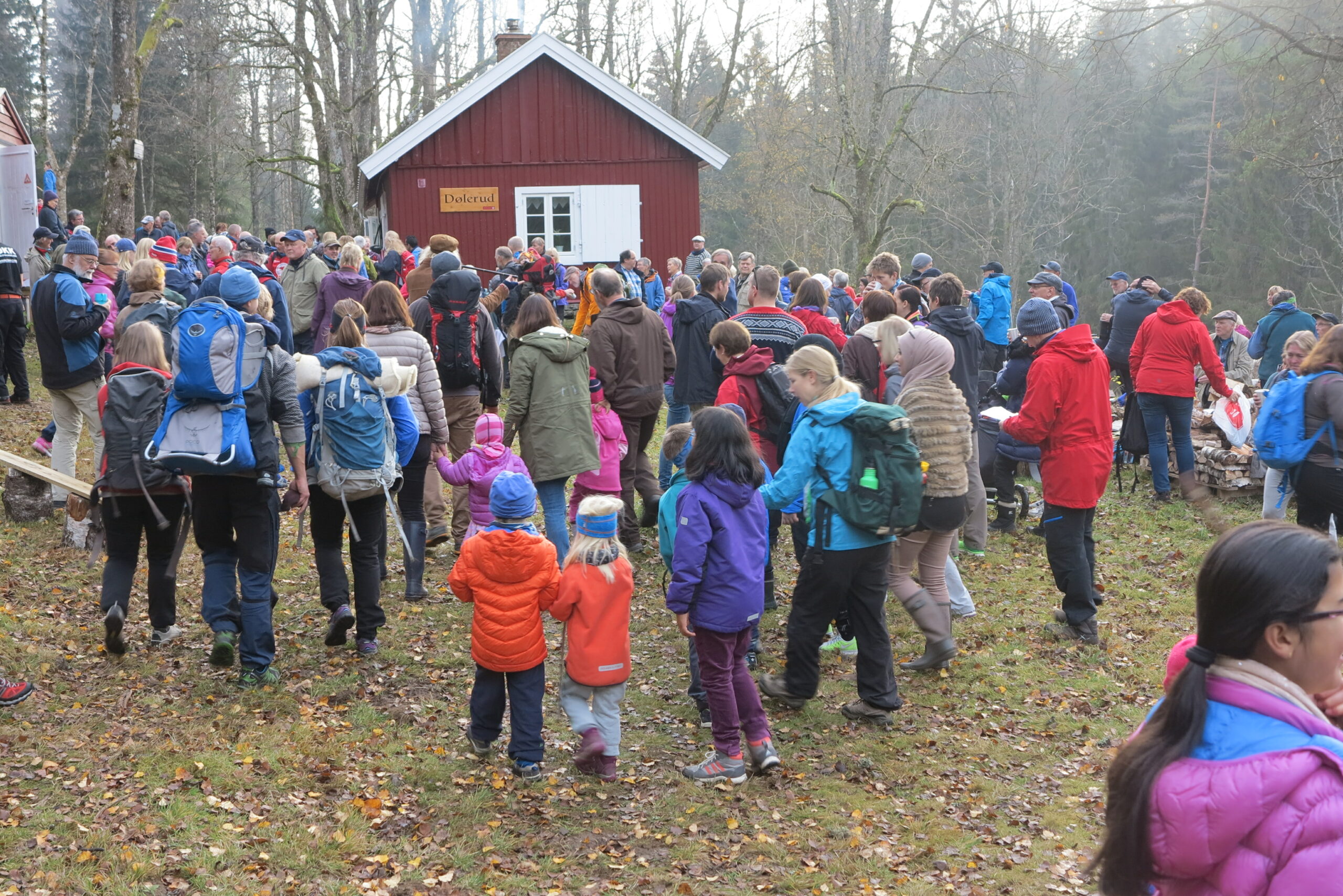 Folk gikk mann av huse da Dølerud ble innviet som DNT-hytte i 2015. ØV foreslår at området bør legges inn i nasjonalparken. Foto: Bjarne Røsjø.