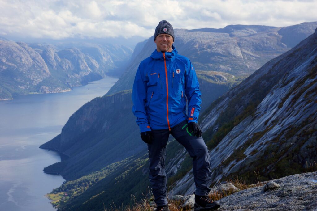 Henning Hoff Wikborg er daglig leder i Oslo og Omland Turistforening og gleder seg til det blir en nasjonalpark i Østmarka. Her er han ved Lysefjorden, som også er ganske fin. Foto: DNT.