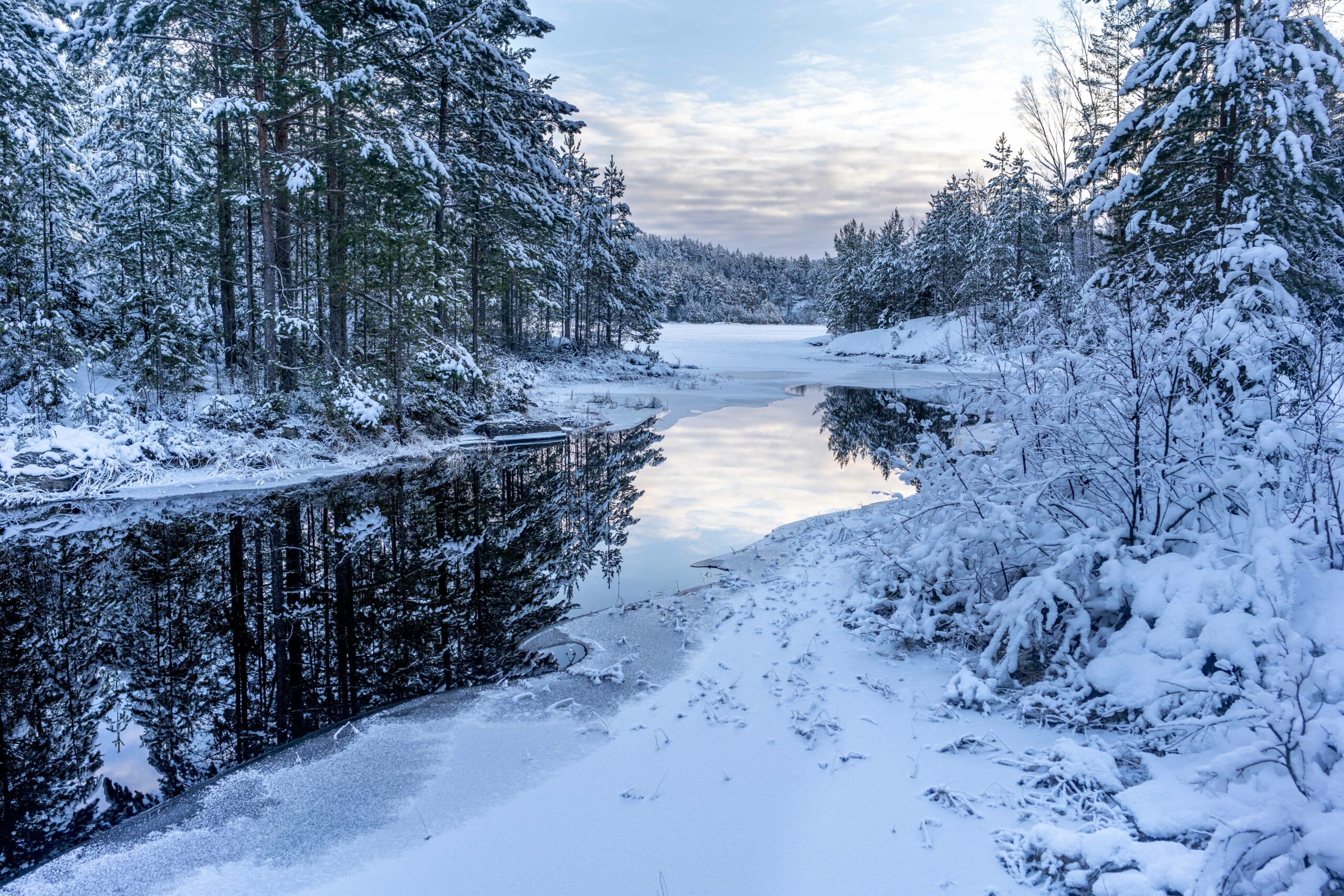 Isen smelter på Nordre Krokvann: Et vakkert og fredfullt sted i Lørenskog, inne i den planlagte nasjonalparken. Foto: Bjørnar Thøgersen.