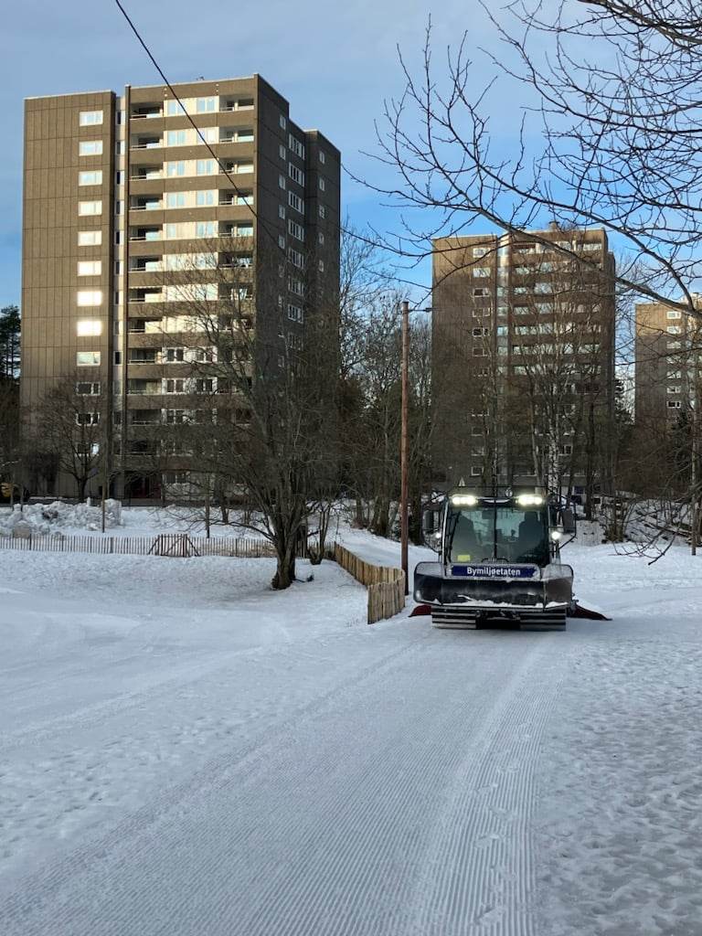 Løypemaskin passerer friområdet Lille Wembley ved Haugerud.