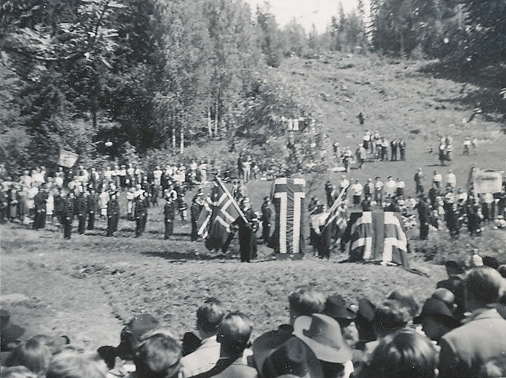 Avdukning av Milorgbautaen på Sarabråten, 1946. Foto: Arne Sørby / Østensjø lokalhistoriske bilder