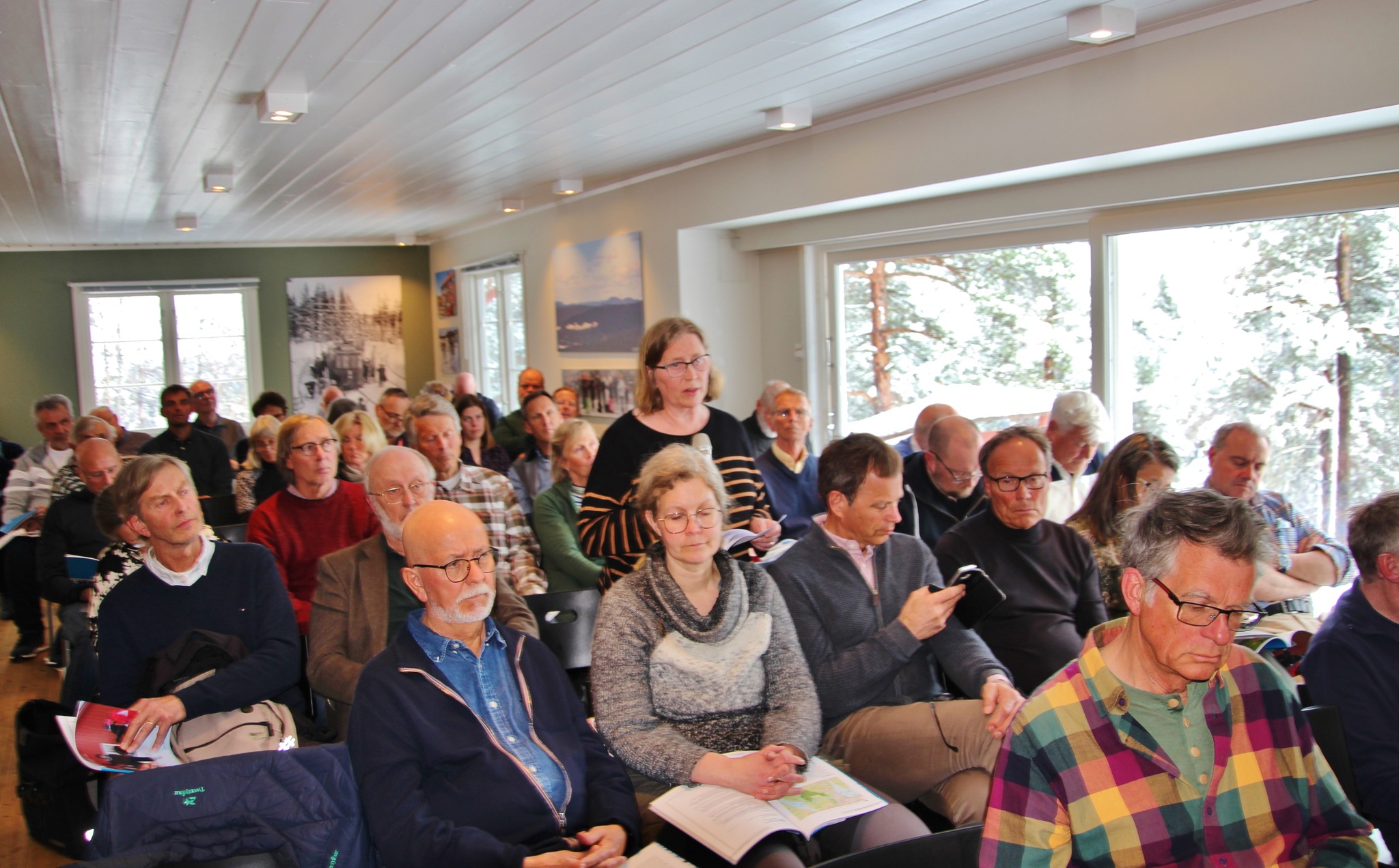 Årsmøte-deltakerne lyttet intenst mens Helga Gunnarsdóttir fremførte sin kritikk. Foto: Steinar Saghaug.