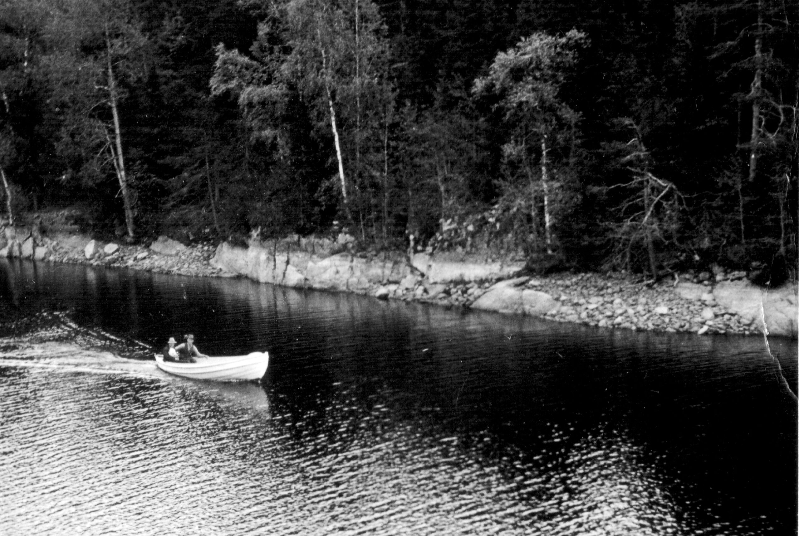 En motorbåttur på Elvåga. Båten tilhørte Alfred Olsen, «Mariholten».