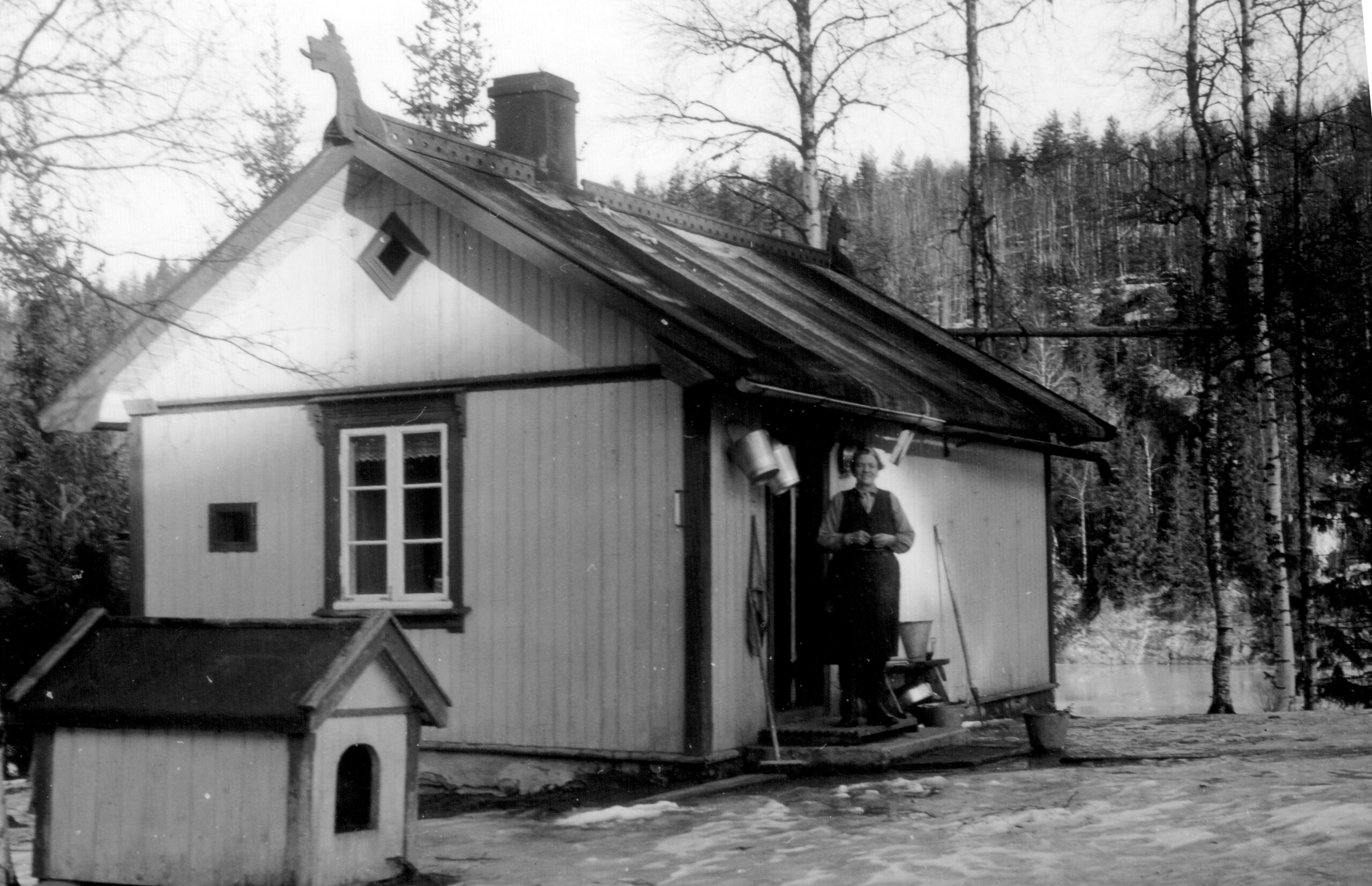 «Hytta» på Mariholtet. Familien Stang bodde her til 1956. Therese står på trappen.