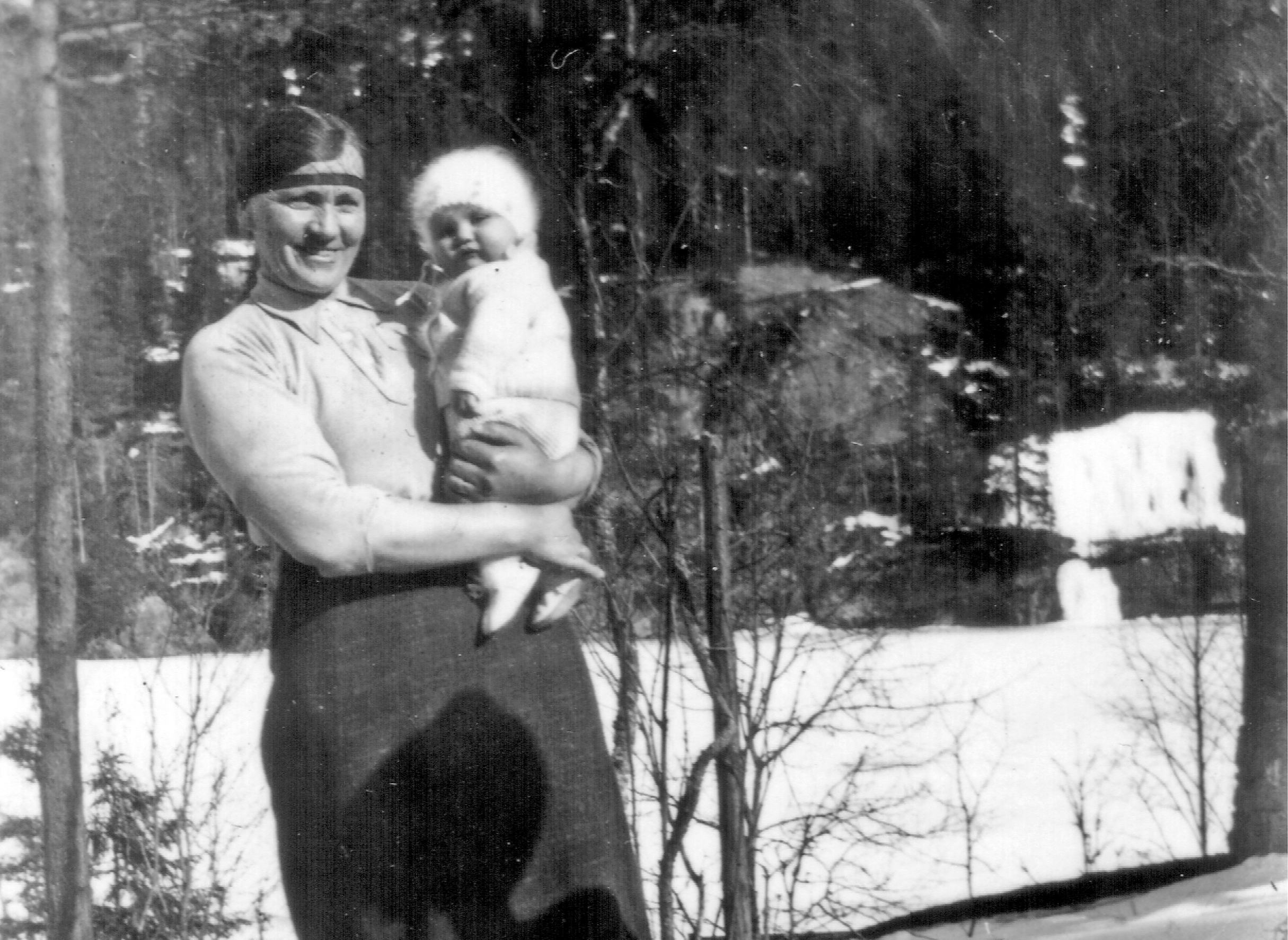 Laura Therese Stang med sin ca. ½ år gamle datter Olaug våren 1935.