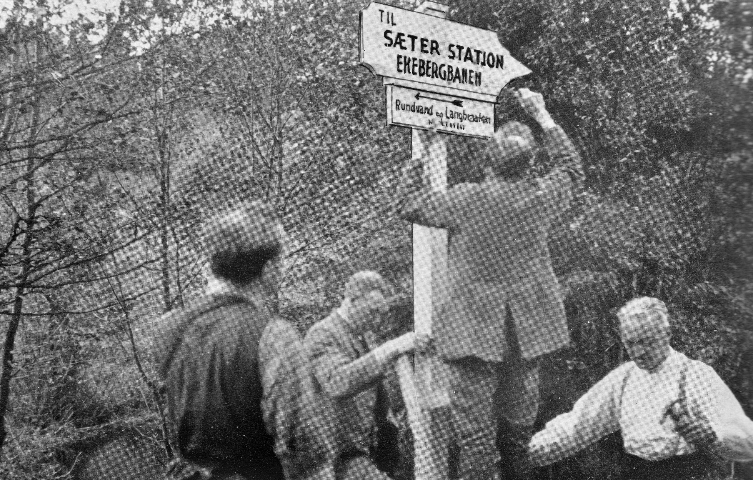 Her setter Friluftsklubben opp det første skiltet i området mellom Skullerud og Østmarkskapellet. Skiltet er i dag erstattet av en nyere kopi. Foto: O. J. Berg. Fra boka «Oslomarka», 1939.