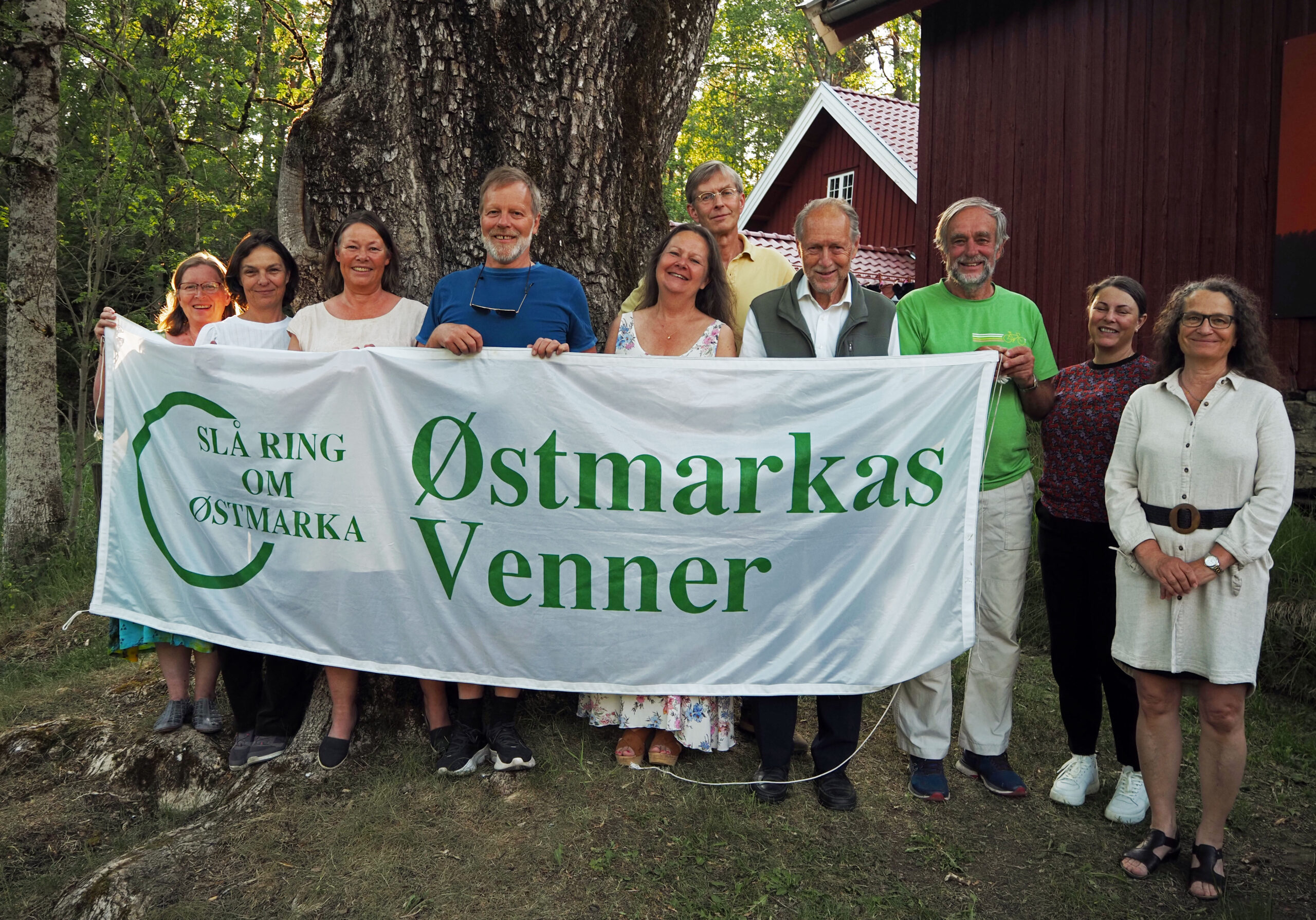 Et nesten komplett styre i Østmarkas Venner, foran tuntreet på Sandbakken.