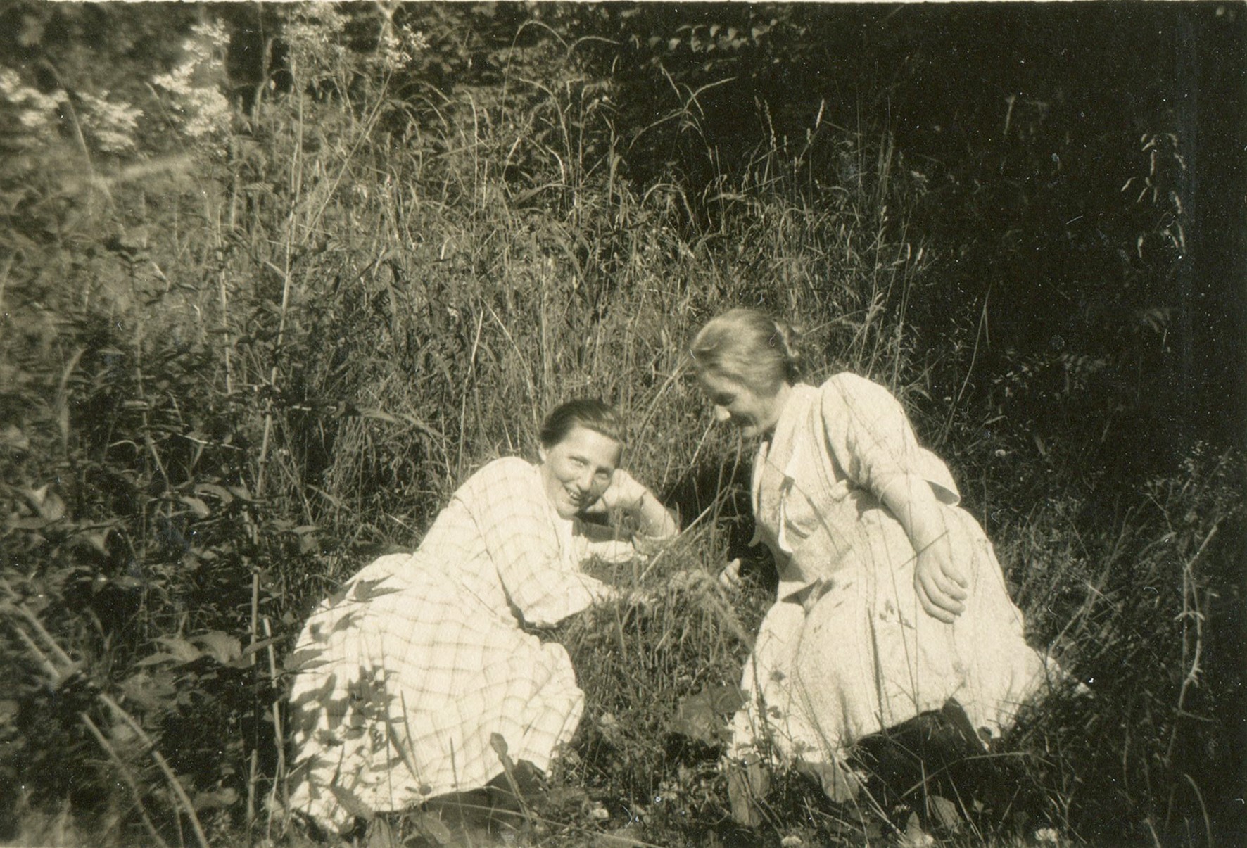 Ragna og Ebba på tur. Bildet er sannsynligvis ikke tatt i Østmarka. Foto: Utlånt av Karin Asphaug.