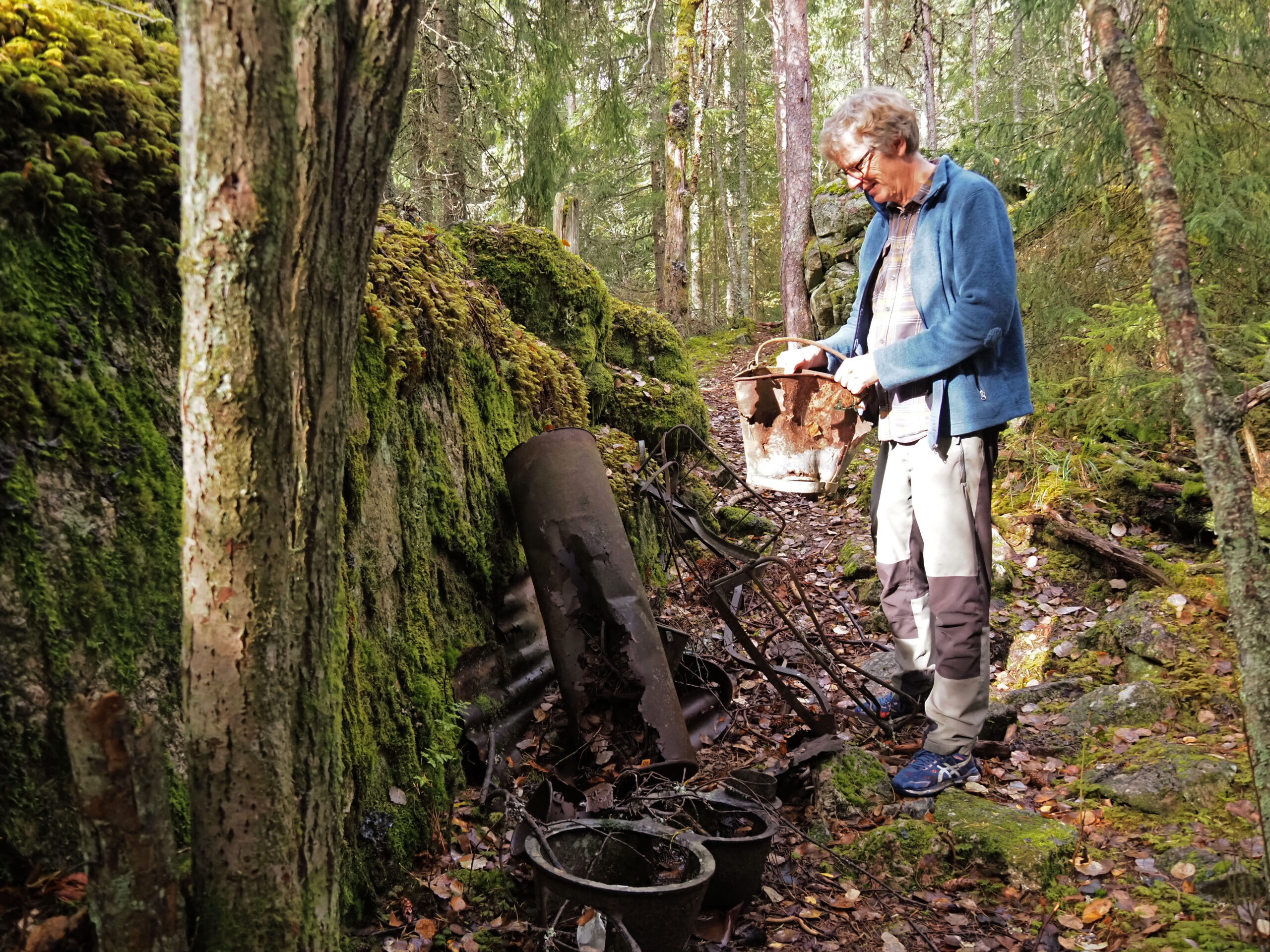 Et par hundre meter fra Solåsen holdt eneboeren Korpås-Olsen til, i en liten kløft som fortsatt rommer noen rester etter den enkle hytta hans. Foto: Bjarne Røsjø.