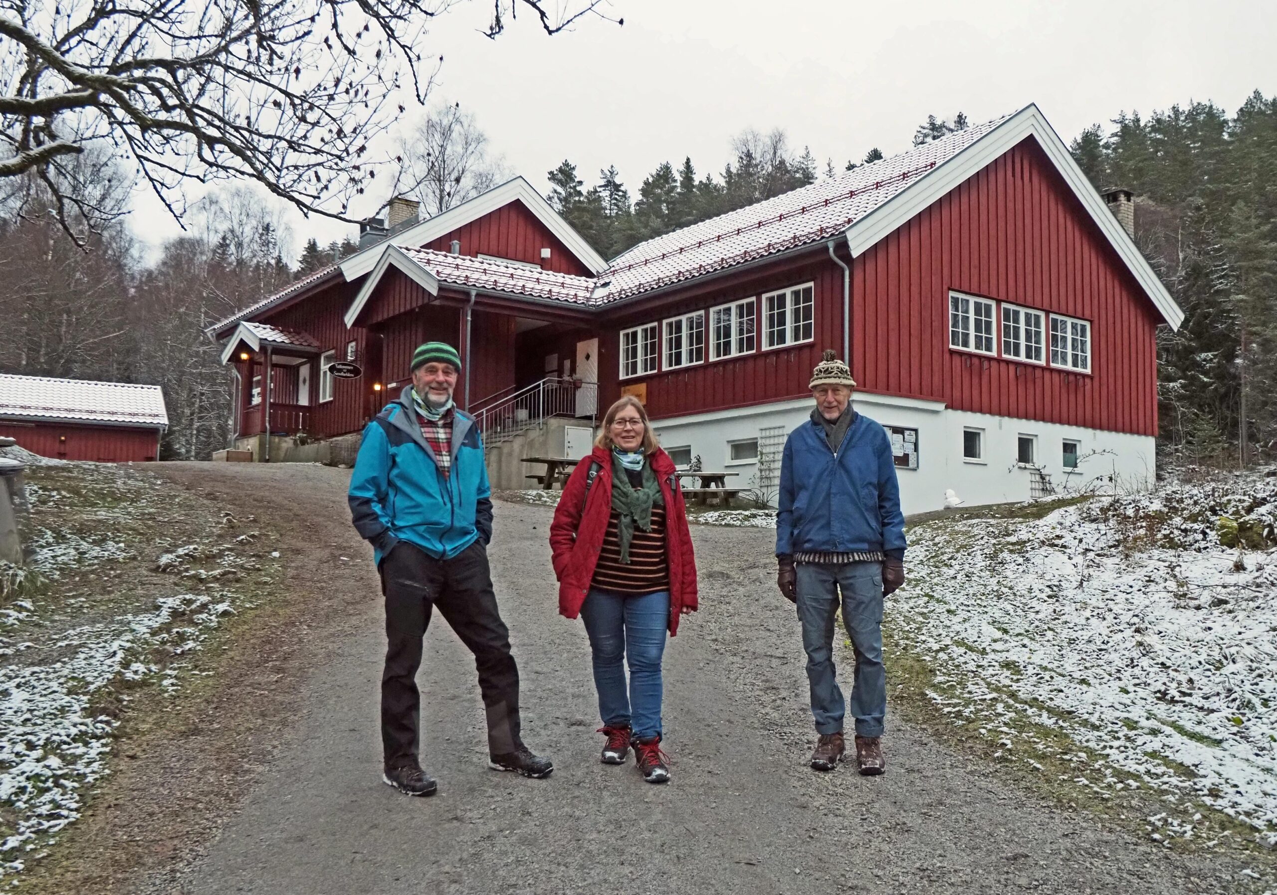 Den historiske første turen i Østmarka nasjonalpark er over. Sandbakken sportsstue i bakgrunnen.