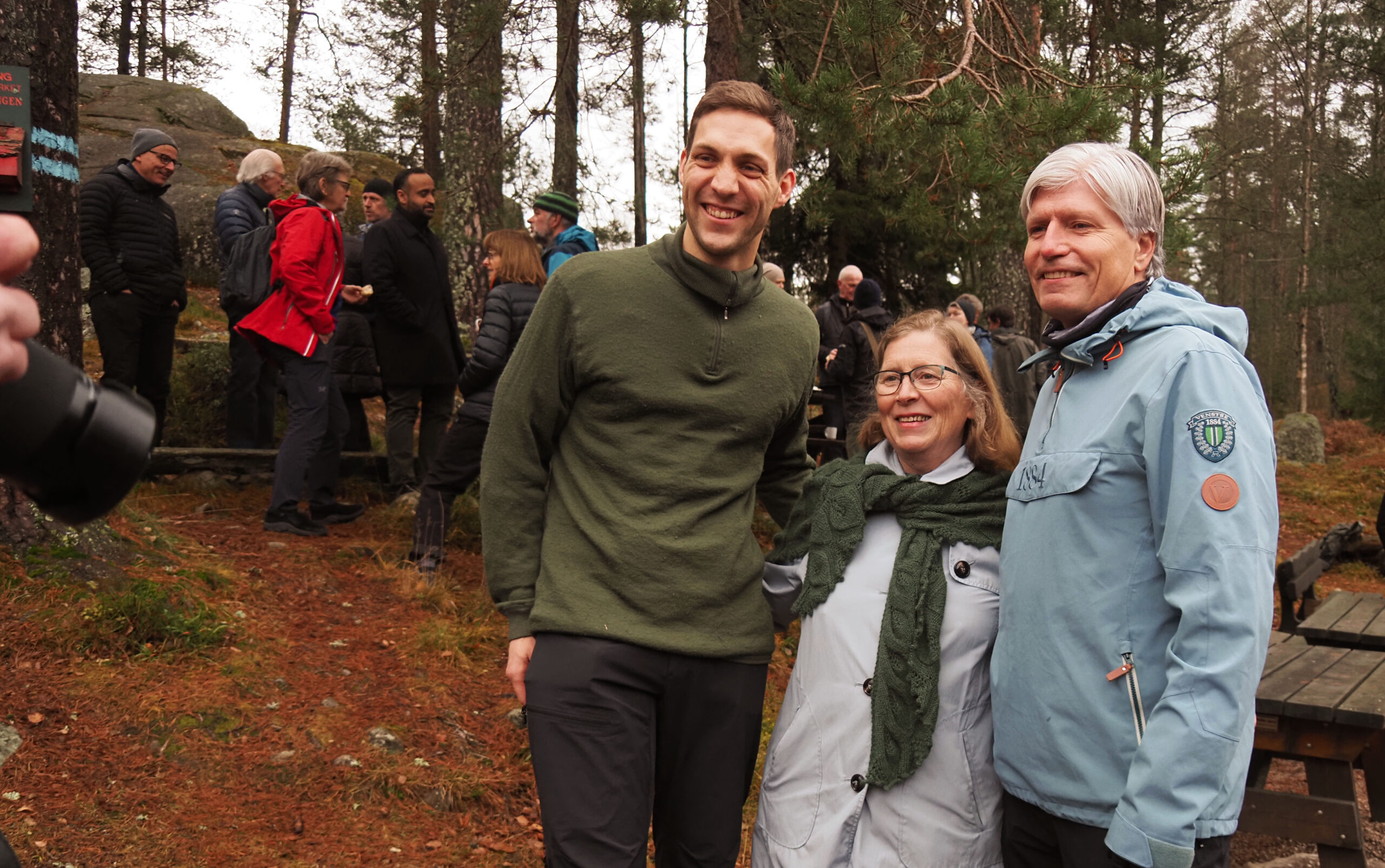 Klima- og miljøminister Andreas Bjelland Eriksen var med på å vedta nasjonalparken, Helga Gunnarsdóttir kjempet for den i tolv år, og Ola Elvestuen støttet saken både da han var miljøbyråd i Oslo, stortingsrepresentant og klima- og miljøminister (2018-2020). Bildet er tatt på pressekonferansen i friluft ved Rustadsaga sportsstue fredag 10. november.