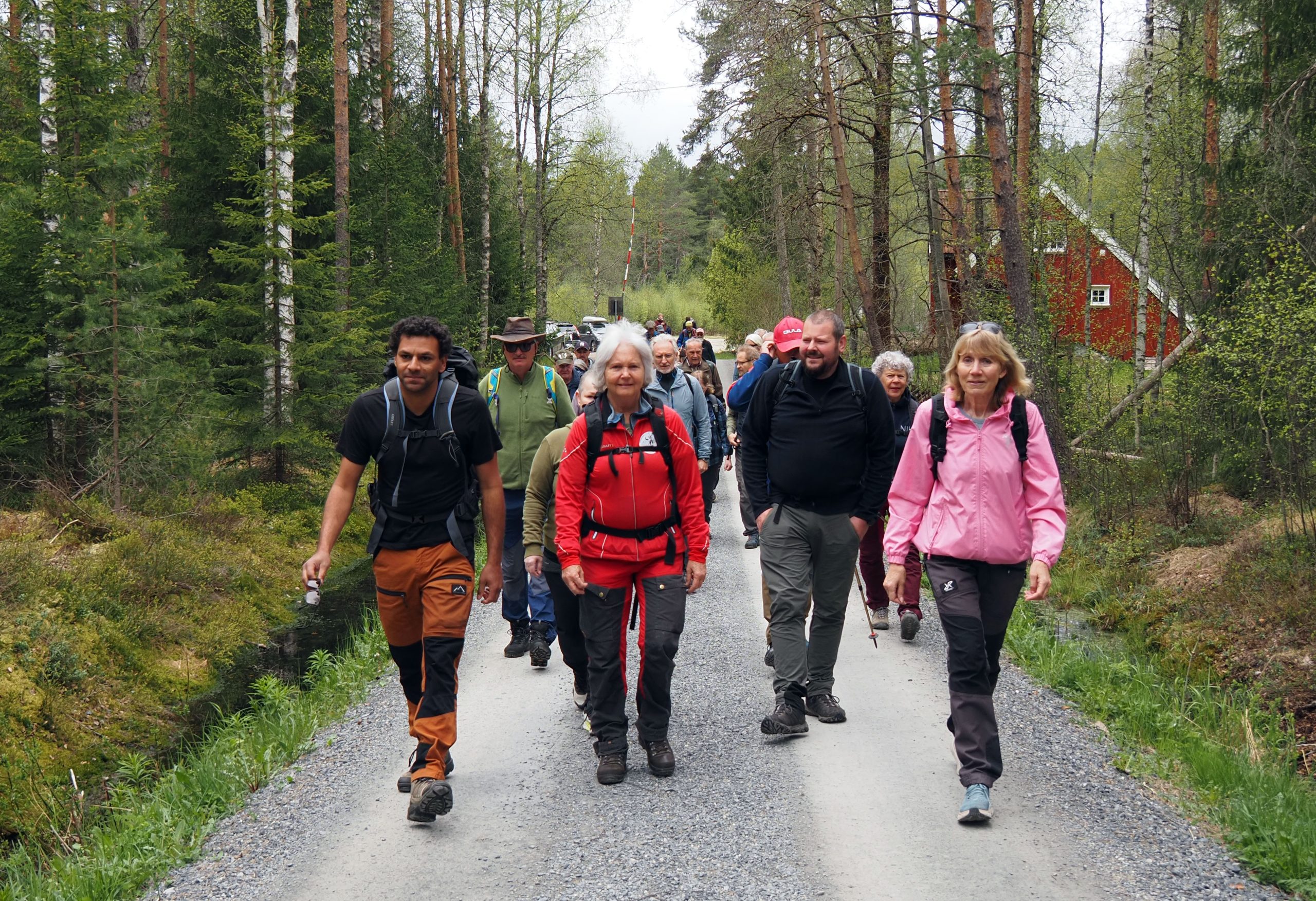 Enebakks ordfører Christopher Leiknes er en varm tilhenger av Østmarka nasjonalpark. Her er han på tur i Rausjømarka fra Bysetermåsan, som guide for en gruppe på 36 deltakere som ville oppleve nasjonalparken. Foto: Bjarne Røsjø.