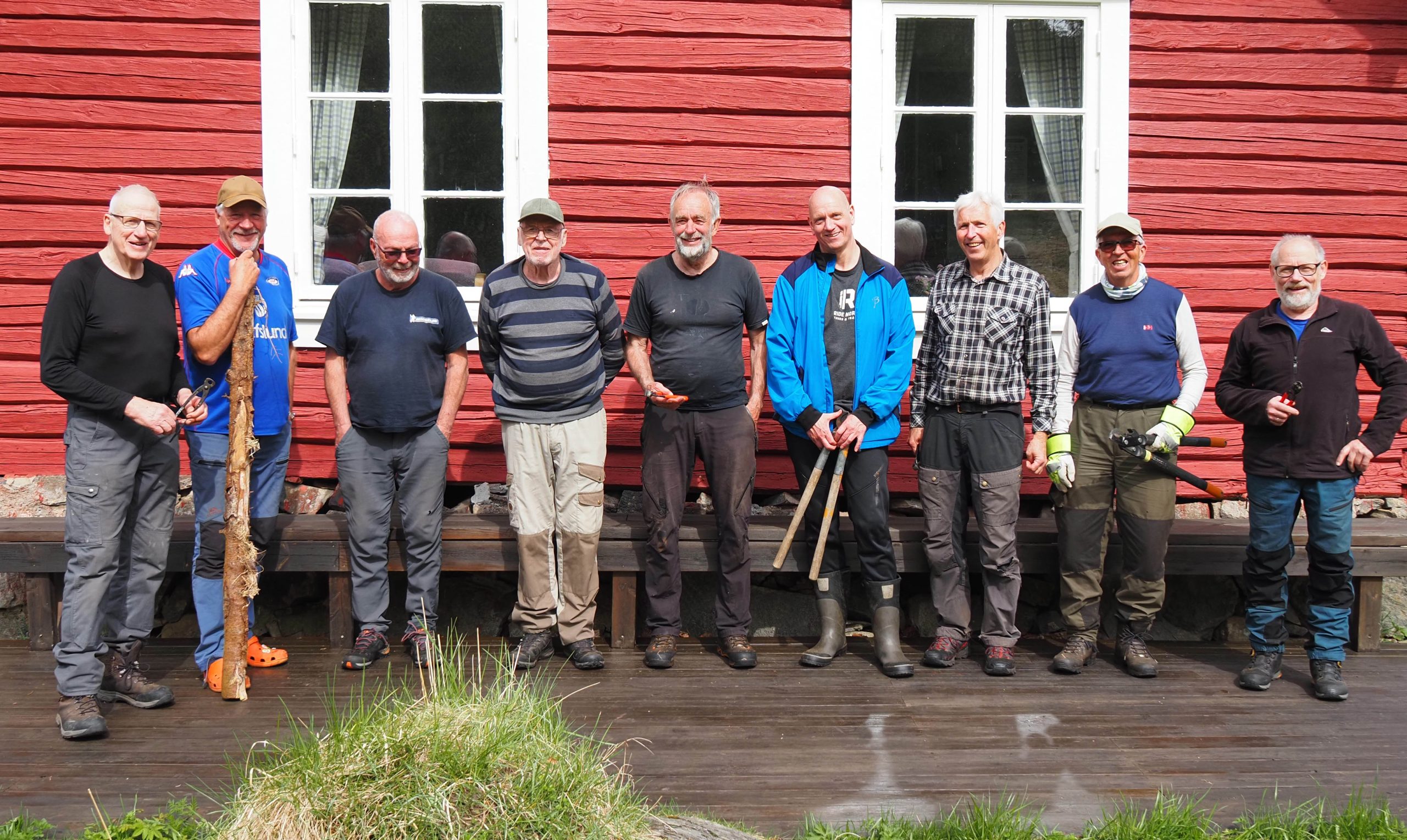 En dugnadsgjeng fra ENØX har fjernet et ca. 700 meter langt sauegjerde rundt Øvresaga i løpet av to harde arbeidsdager. Fra venstre: Per-Erik Kristiansen, Frode Andersen, Tom Jermstad, Geir Tøråsen, Johan G. Ellingsen, Tommie Hjortmo, Jan Petter Bergskaug, Magnar Nordlie og Cato Jacobsen. Også Svein Arnesen var med, men ham måtte dra til et annet oppdrag før bildet ble tatt. Foto: Bjarne Røsjø.