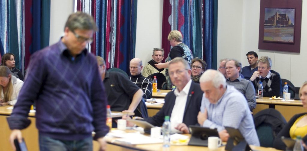 Dramatisk øyeblikk i Skis kommunestyremøte i 2013: Aps gruppeleder Amund Kjernli på vei ned fra talerstolen, etter å ha fortalt at hans parti ville stemme imot nasjonalpark-forslaget. Han selv var tilhenger, men partiets medlemsmøte hadde sagt «nei». Arkivfoto: Bjørn V. Sandness, Østlandets Blad.