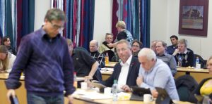 Dramatisk øyeblikk i Skis kommunestyremøte i 2013: Aps gruppeleder Amund Kjernli på vei ned fra talerstolen, etter å ha fortalt at hans parti ville stemme imot nasjonalpark-forslaget. Han selv var tilhenger, men partiets medlemsmøte hadde sagt «nei». Arkivfoto: Bjørn V. Sandness, Østlandets Blad.
