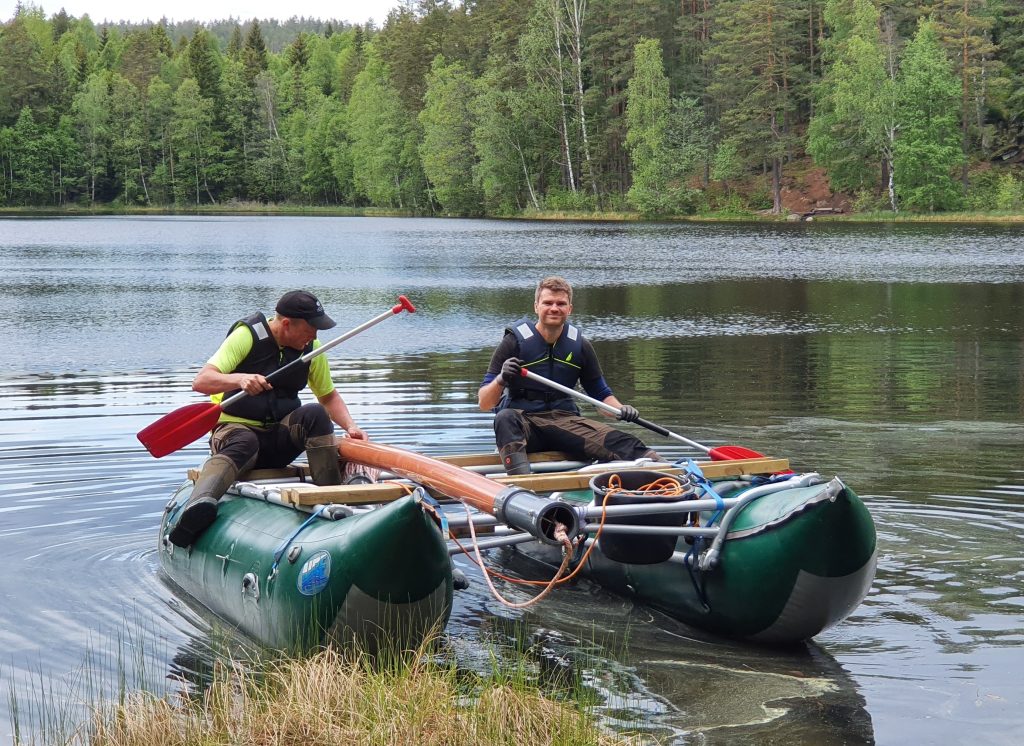 Her legger forskerne Anders Romundset (t.v.) og Isak Roalkvam til land med en kjerneprøve fra Askevannet. Foto: NGU.