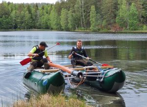Her legger forskerne Anders Romundset (t.v.) og Isak Roalkvam til land med en kjerneprøve fra Askevannet. Foto: NGU.