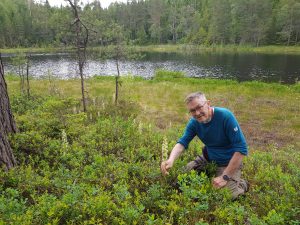 Geir Arne Evje ved Biritjernet, på grensa mellom Lørenskog og Rælingen, i juni 2025. Her vokste det nesten 100 vakre og velduftende nattfioler, som ikke var registrert fra før. Foto: Rolf Haxthow.