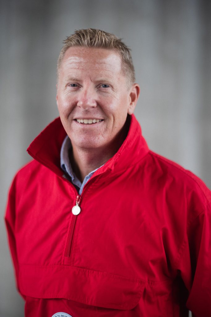 – Jeg kan dele ut mange terningkast seks til Roy, og et av dem er måten han driver kundeservice på, sier Espen Jonhaugen på vegne av Skiforeningen. Foto: Christian Haukeli / Skiforeningen.