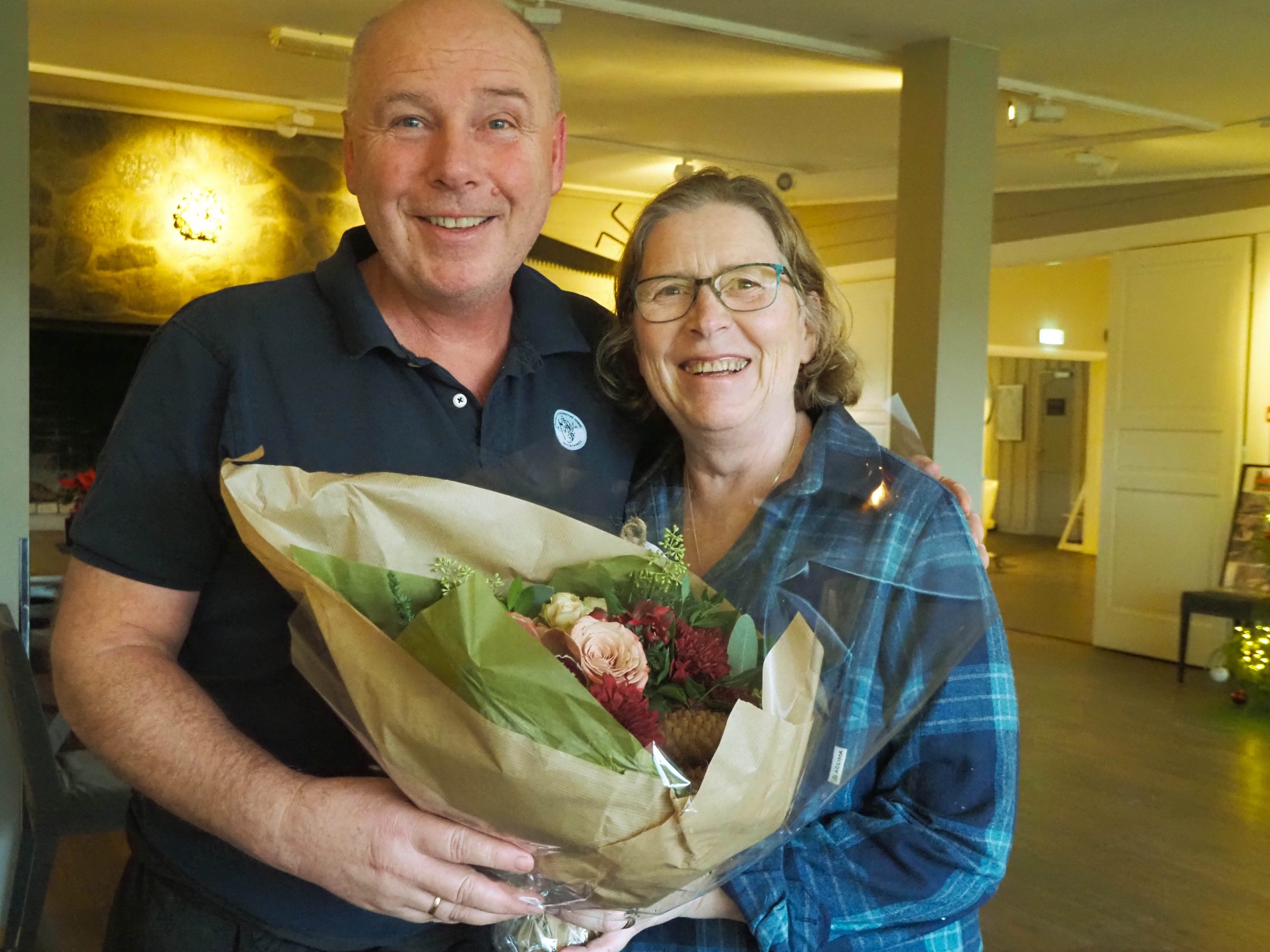 ØVs styreleder Helga Gunnarsdóttir tok turen til Vangen for å overrekke svært fortjente blomster til Roy Knutsen, som takk for hans flotte innsats. Foto: Bjarne Røsjø.