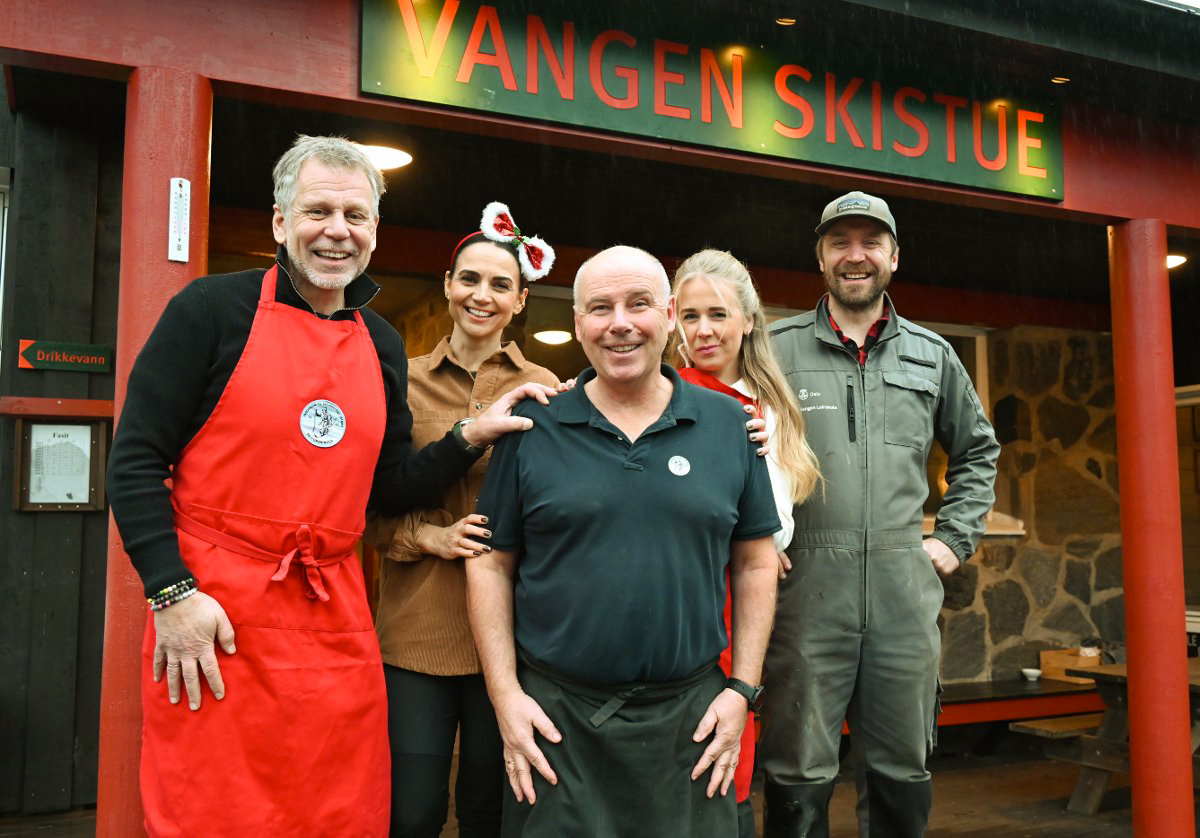 Roy Knutsen (i midten) gir seg som bestyrer på Vangen fra nyttår, men resten av den faste gjengen fortsetter. Fra venstre: Frank Westlie, Ellen Solbakken, Martine Westlie og Fredrik Westlie. Britt Svarthol var ikke tilstede da bildet ble tatt. Foto: Gro Arneberg Thoresen, Enebakk Avis.