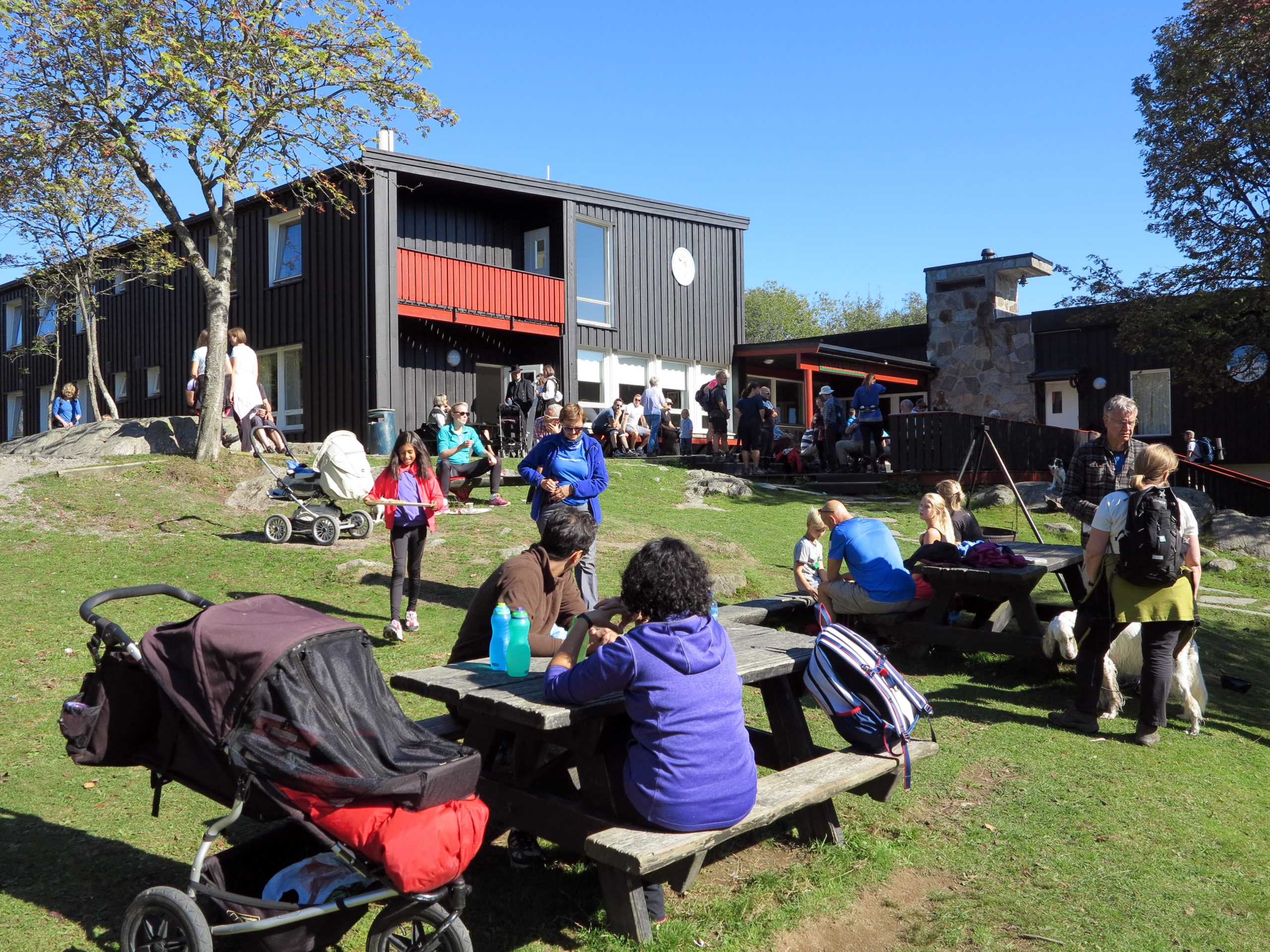 Vangen på en typisk septemberdag med høy og klar himmel: Et yrende liv både ute og inne.