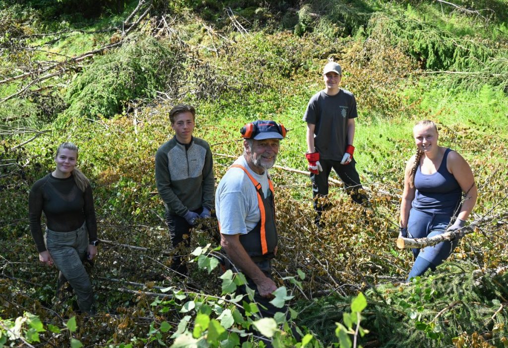 Johan G. Ellingsen med fire av ungdommene som jobbet for Enebakk kommune i Rausjø sommeren 2025. Fra venstre: Gabrielle Stenvik, Ole Gystad, Mikhael Steihaug og Aimèe Birch. Foto: Gro Arneberg Thoresen, Enebakk Avis.