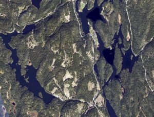 De mange og store tidligere flatehogstene i området mellom Røyrivannsveien, Drettvann og Mønekollen gjør at området minner om pelsen på en skabbete rev, sett fra flyfoto. Med enda flere hogster vil både reven og betydningen som friluftslivsområde trolig gå tapt. Foto: Fra Norgeskart.no.