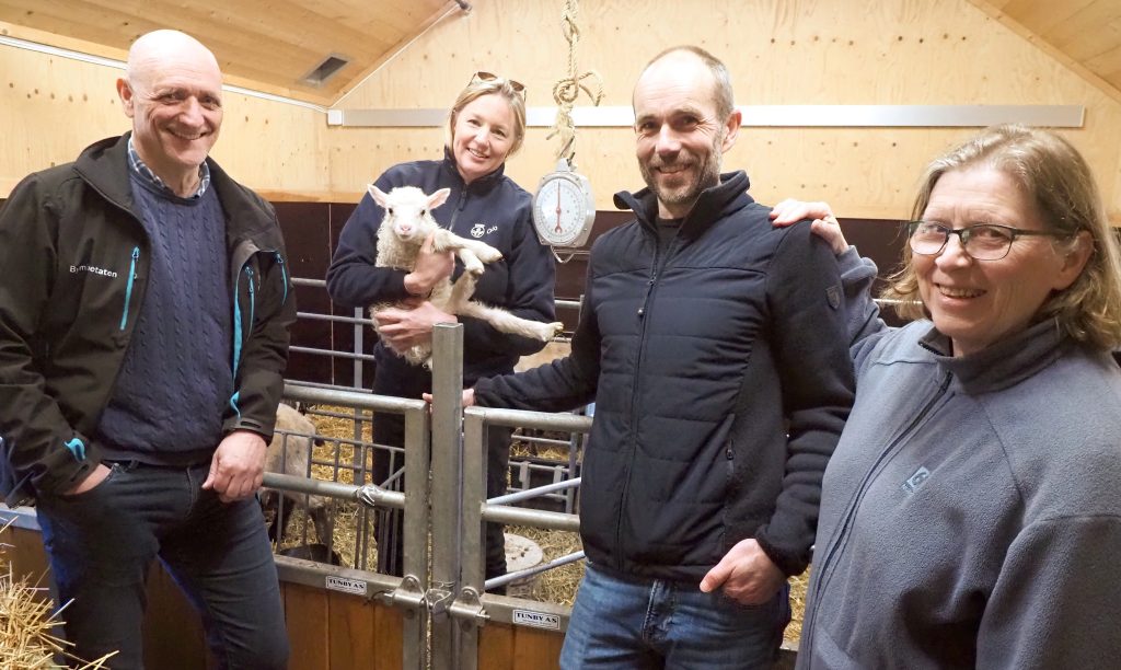 Feiret nybygget og et nytt lam ved Sørli gård: Jon Karl Christiansen og Eivind Birkeland fra Bymiljøetaten i Oslo, sammen med Ragna Kronstad og styreleder Helga Gunnarsdóttir fra Østmarkas Venner.