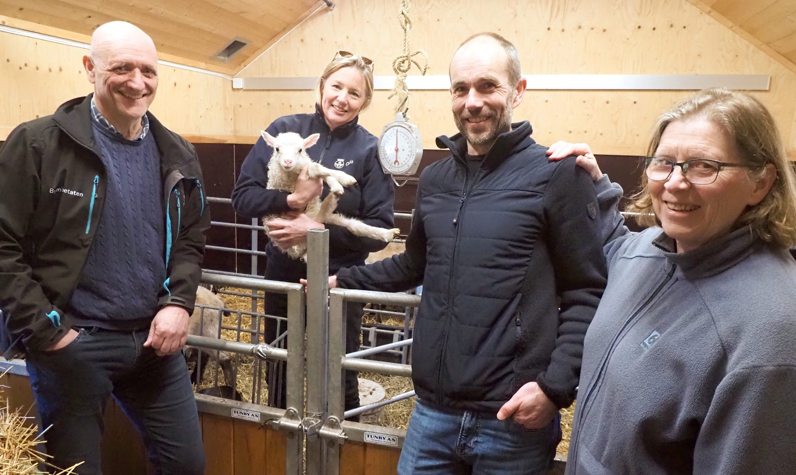 Feiret nybygget og et nytt lam ved Sørli gård: Jon Karl Christiansen og Eivind Birkeland fra Bymiljøetaten i Oslo, sammen med Ragna Kronstad og styreleder Helga Gunnarsdóttir fra Østmarkas Venner.