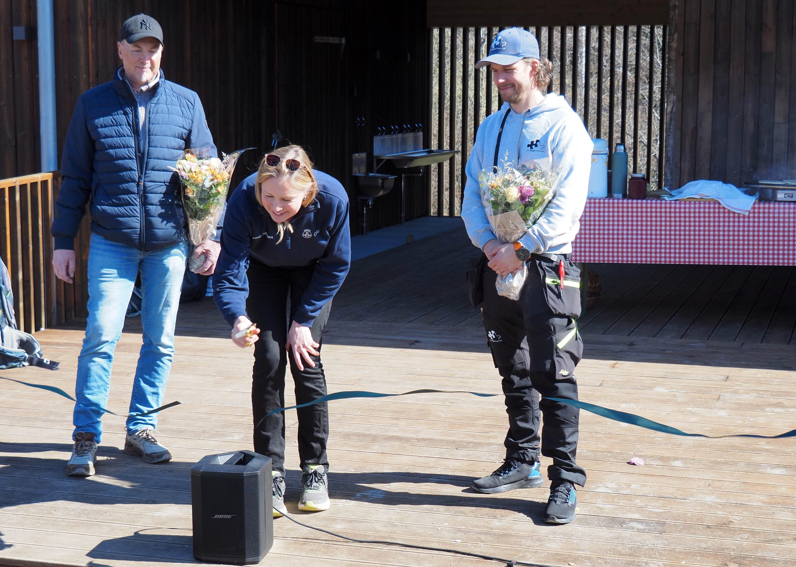 Bildet er tatt 0,1 sekund etter at Ragna Kronstad klipte snora og åpnet nybygget. Hun ble flankert av Christer Karlson fra Bymiljøetaten og anleggslederen Cato Vister Grube fra Oslo Byggentreprenør.