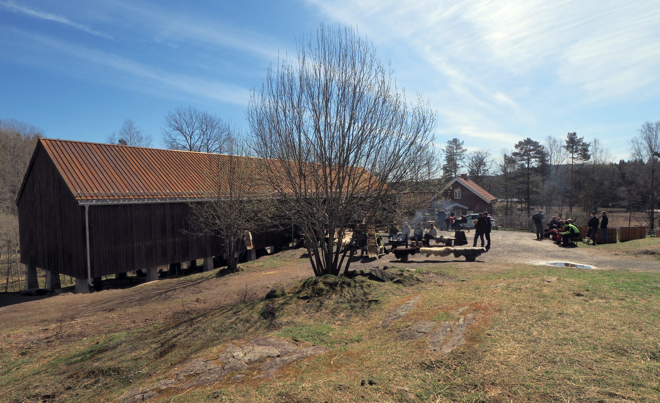 Det nye besøkssenteret er arkitektonisk tilpasset de andre bygningene på Sørli og rammer inn tunet mot øst.
