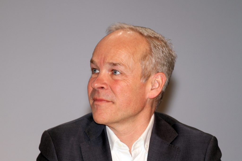 Jan Tore Sanner er statsforvalter og har undertegnet på vedtaket som påstår at kommunestyrets «nei» til Dammyrveien kan være «motivert av et ønske om å forhindre eller begrense hogsten i området». Foto: Kjetil Ree, Wikimedia Commons 57040561.