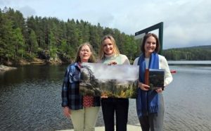 Fra venstre: Både Helga Gunnarsdóttir fra ØV samt Marit Vea og Julie Remen Midtgaren fra byrådet er glade for opprettelsen av et stort markafond. Foto: ØV.