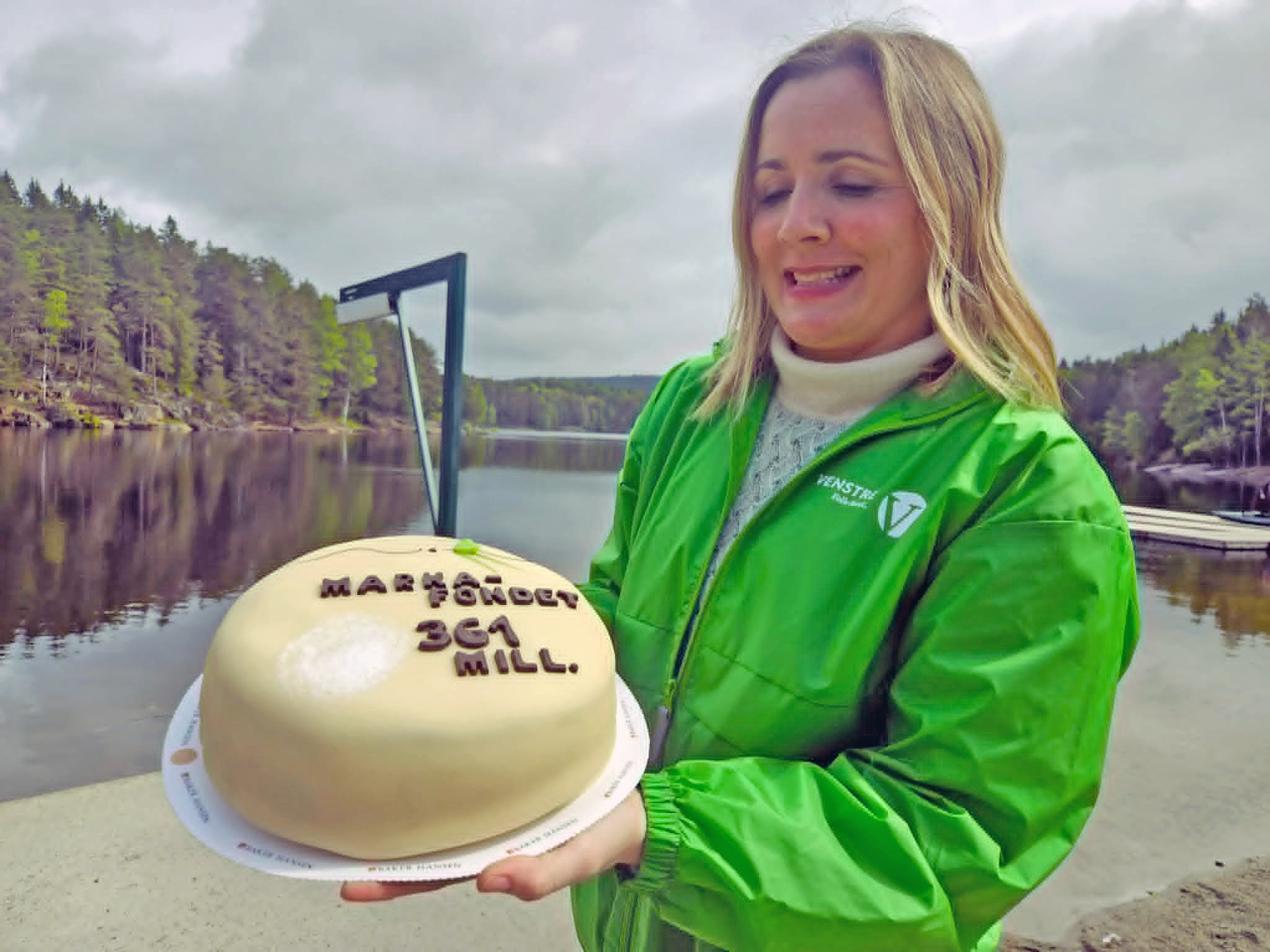 Stor nyhet fortjente stor kake! Foto: ØV.