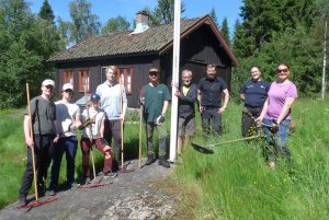 Fra venstre: De fem Enebakk-ungdommene Henrik Røst Solberg, Jonatan Bjørkan Orstad, Margrethe Engenes Birkeland, Felix Skare og Torstein Bratli har sommerjobb med å rydde kulturlandskap i Rausjø. Johan Ellingsen fra Østmarkas Venner, Øystein Skjær Kolseth og Ylva Friberg fra Bymiljøetaten i Oslo samt nasjonalparkforvalteren Maylinn Stomperud er også med på jobben. Foto: Bjarne Røsjø.