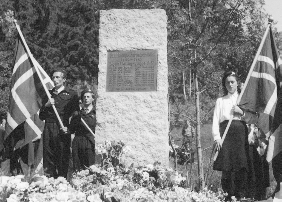 Milorg-bautaen på Sarabråten ble avduket 16. juni 1946, Foto; Cato Hermansen / Østensjø lokalhistoriske bilder.