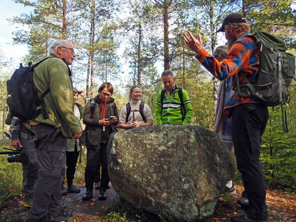 mennesker hvert år. Men dette er mer enn en stein: Den er et helt samfunn. Foto: Bjarne Røsjø