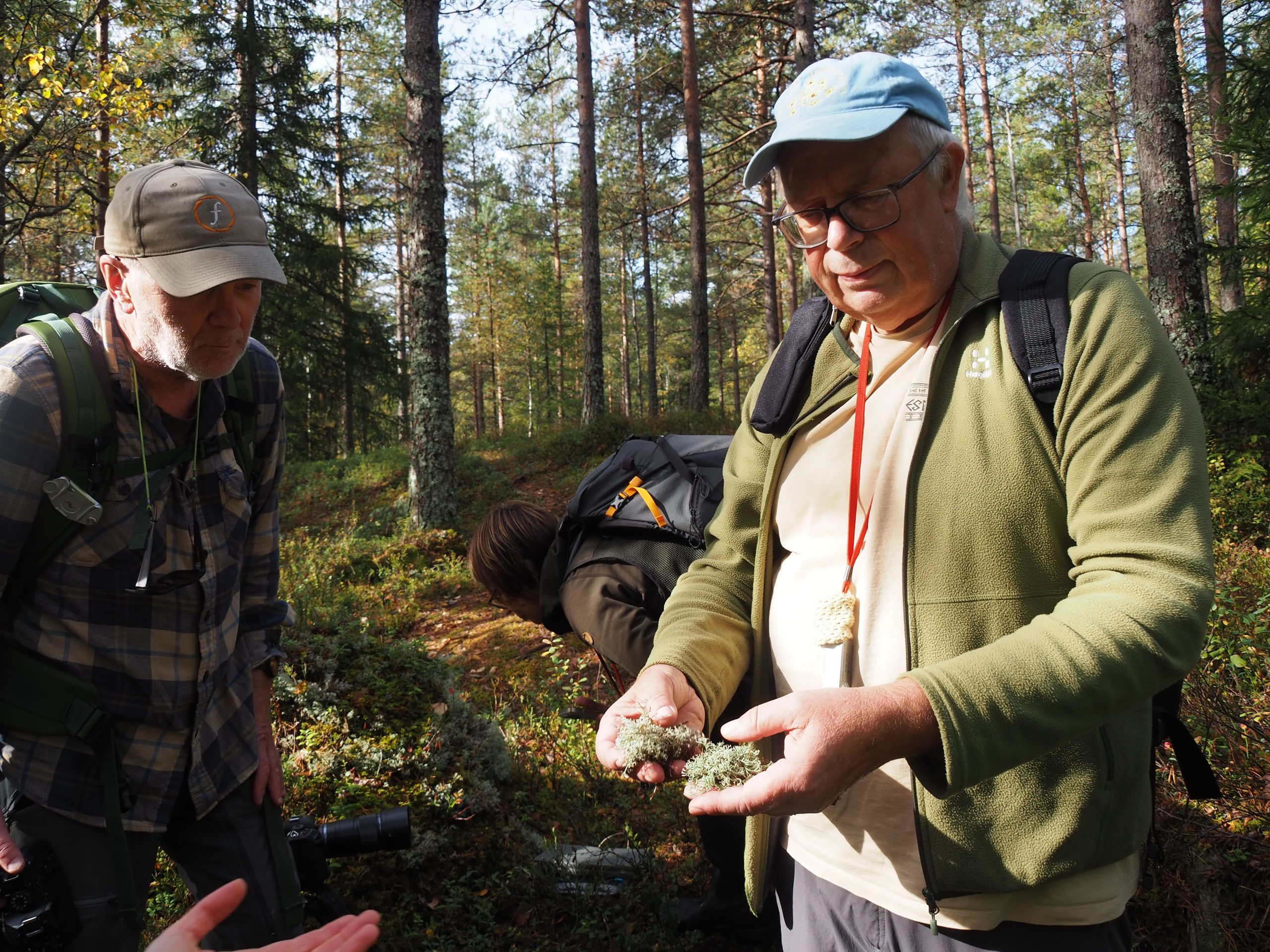 Einar Timdal viser fram en vanlig reinlav i venstre hånd og en svartfotreinlav i høyre hånd. Foto: Bjarne Røsjø.