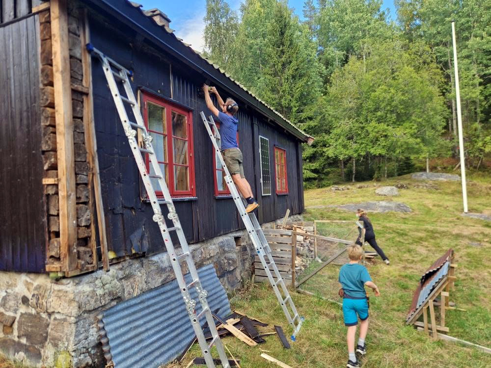 Selve Bysetra er blitt pusset opp og har fått ny utvendig panel i løpet av sommeren, med sponsormidler fra Sparebankstiftelsen. Foto: Bøler Speidergruppe.