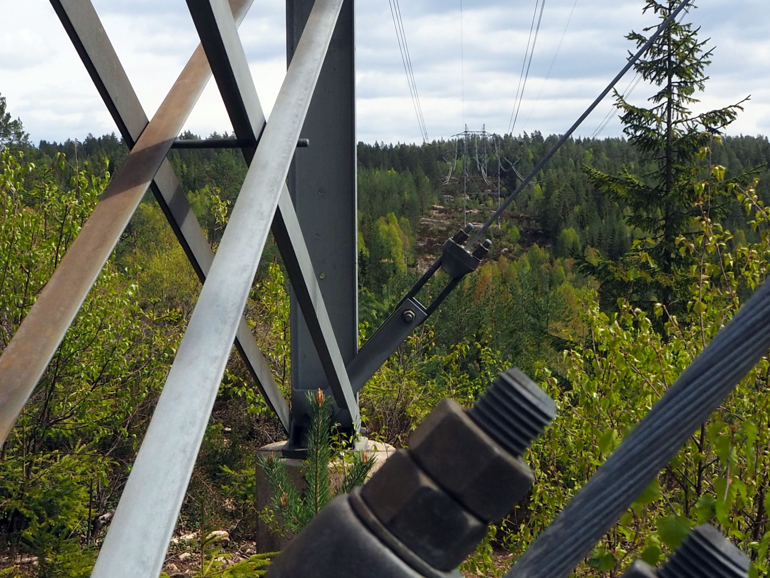 De to kraftlinjene sørover fra Røykås i Lørenskog skiller lag nordøst for Blåsyna. ØV tapte kampen mot den nye traseen mot Klemetsrud, her fotografert fra Spinneren. Foto: Bjarne Røsjø