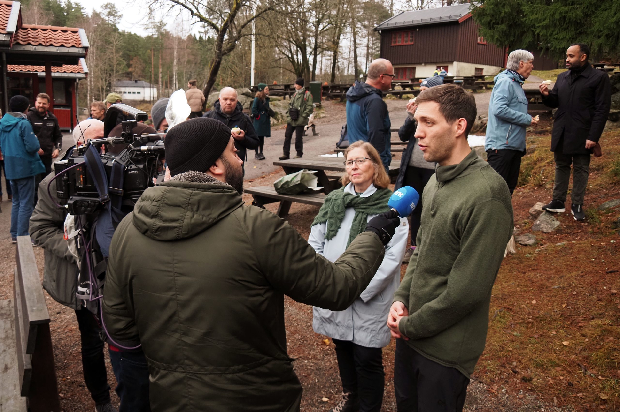 ØVs styreleder Helga Gunnarsdóttir og statsråd Anders Bjelland Eriksen var hovedpersoner ved Rustadsaga fredag 10. november. Her blir de intervjuet av NRK. Foto: Bjarne Røsjø.