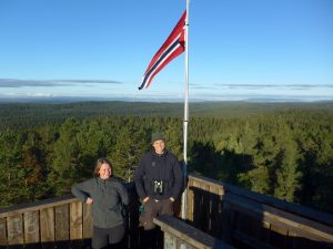 Utsikten over nasjonalparken var fantastisk da Maylinn Stomperud og Nikolai Bilet ble intervjuet i toppen av branntårnet på Kjerringhøgda. Foto: Bjarne Røsjø.