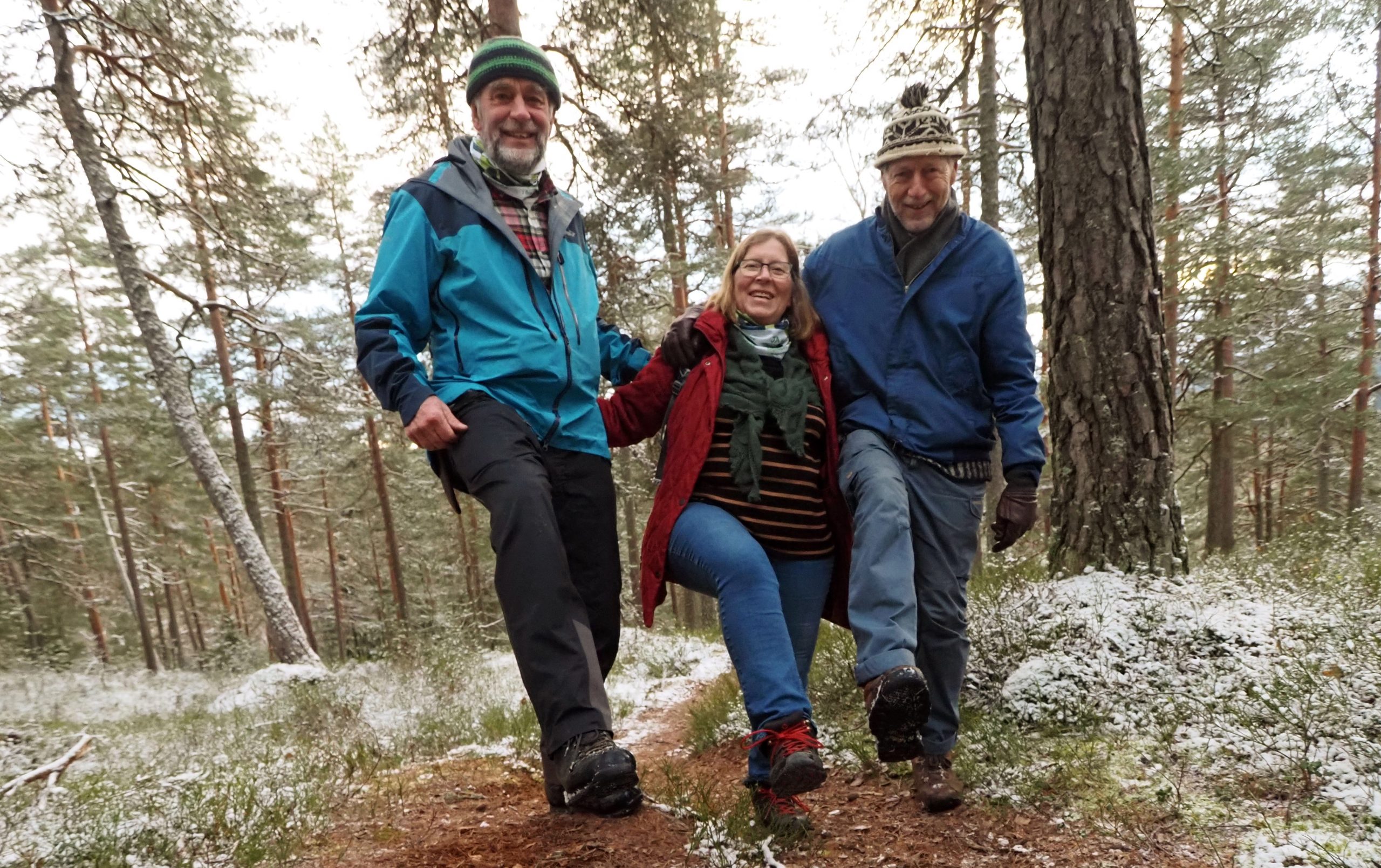 Johan G. Ellingsen, Helga Gunnarsdóttir og Sigmund Hågvar var styremedlemmer i Østmarkas Venner både da planleggingen av Østmarka nasjonalpark begynte i 2011, og da nasjonalparken ble vedtatt i 2023. Her skritter de inn i Østmarka nasjonalpark for aller første gang, to dager etter vedtaket av Kongen i statsråd. Foto: Bjarne Røsjø.