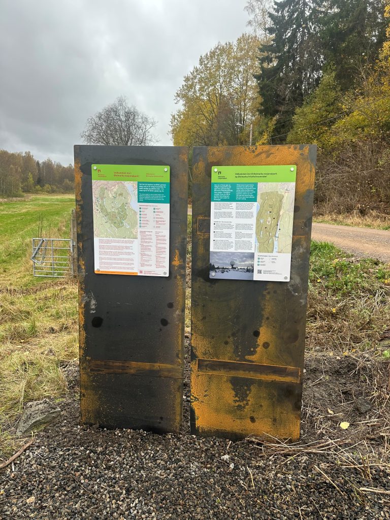 Informasjonsskiltene langs Branntårnrunden og andre steder i Østmarka monteres på holdere av rustrødt cortenstål. Foto: Skiltforum AS